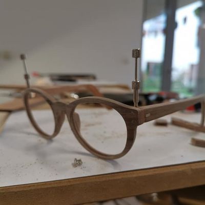 „Handmade“ Holzbrillen bei Wagner Optiker