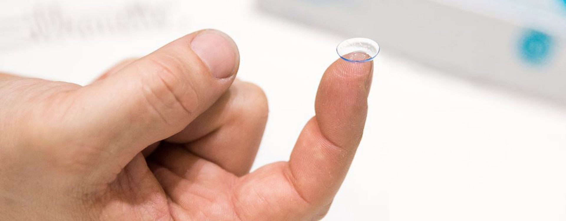 Kontaktlinse auf einer Fingerspitze