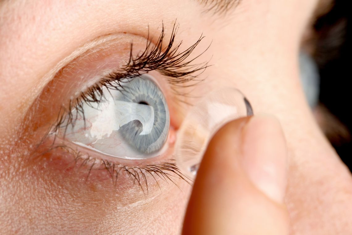 Einsetzen einer Kontaktlinse